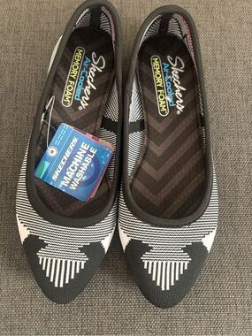 Skechers Women’s Black and White Slip On Flats Size 6.5 New